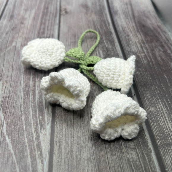 🌷NEW Crochet Flower Bag Charm/ Keychain White w/ Green Leaves - Picture 6 of 11